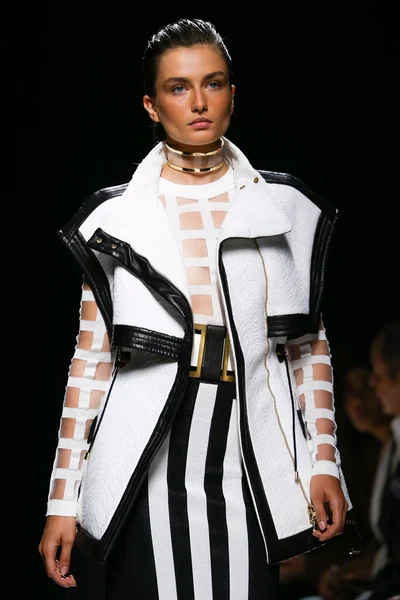 Look 16
